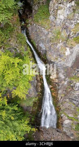 Aus der Vogelperspektive des Sutovsky-Wasserfalls, der durch üppige Wälder im Mala Fatra-Nationalpark in der Slowakei stürzt. Majestätische Naturszene in Europa, perfekt für touristen Stockfoto