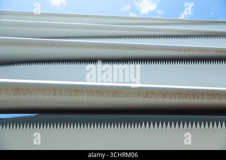 Die Kanten der Rotorblätter einer Windmühle mit gezackten Vorsprüngen, für den Transport gefaltet. Stockfoto