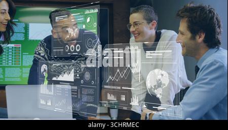 Gruppe von Fachleuten, die Daten im Konferenzraum des Büros analysieren, mit Laptop und holografischen Diagrammen Stockfoto