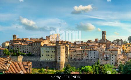 Panoramablick auf die historische mittelalterliche Stadt Anghiari auf einem Hügel in der Toskana Italien mit alten Steinmauern, Terrakottadächern und traditioneller Architektur Stockfoto