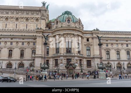 Der Seiteneingang des Palais Garnier, auch bekannt als Opéra Garnier, ein Opernhaus im 9. Arrondissement von Paris. Personen, die sich in der Warteschlange befinden Stockfoto