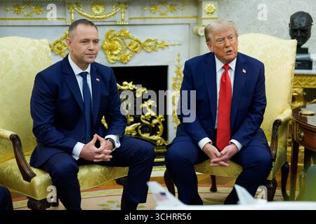 Washington, Usa. September 2025. Präsident Donald Trump trifft sich am Mittwoch, den 3. September 2025, im Oval Office des Weißen Hauses in Washington DC mit dem polnischen Präsidenten Karol Nawrocki (L). Von den beiden Staats- und Regierungschefs wird erwartet, dass sie den anhaltenden Krieg zwischen Russland und der Ukraine und die US-Verpflichtungen für die polnische Sicherheit diskutieren. Foto: Aaron Schwartz/UPI Credit: UPI/Alamy Live News Stockfoto