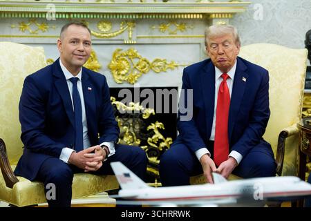 Washington, Usa. September 2025. Präsident Donald Trump trifft sich am Mittwoch, den 3. September 2025, im Oval Office des Weißen Hauses in Washington DC mit dem polnischen Präsidenten Karol Nawrocki (L). Von den beiden Staats- und Regierungschefs wird erwartet, dass sie den anhaltenden Krieg zwischen Russland und der Ukraine und die US-Verpflichtungen für die polnische Sicherheit diskutieren. Foto: Aaron Schwartz/UPI Credit: UPI/Alamy Live News Stockfoto
