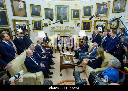 Washington, Usa. September 2025. Präsident Donald Trump trifft sich am Mittwoch, den 3. September 2025, im Oval Office des Weißen Hauses in Washington DC mit dem polnischen Präsidenten Karol Nawrocki (L). Von den beiden Staats- und Regierungschefs wird erwartet, dass sie den anhaltenden Krieg zwischen Russland und der Ukraine und die US-Verpflichtungen für die polnische Sicherheit diskutieren. Foto: Aaron Schwartz/UPI Credit: UPI/Alamy Live News Stockfoto