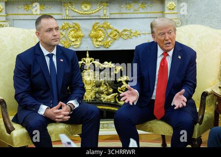 Washington, Usa. September 2025. Präsident Donald Trump trifft sich am Mittwoch, den 3. September 2025, im Oval Office des Weißen Hauses in Washington DC mit dem polnischen Präsidenten Karol Nawrocki (L). Von den beiden Staats- und Regierungschefs wird erwartet, dass sie den anhaltenden Krieg zwischen Russland und der Ukraine und die US-Verpflichtungen für die polnische Sicherheit diskutieren. Foto: Aaron Schwartz/UPI Credit: UPI/Alamy Live News Stockfoto