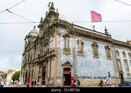Porto, Portugal - 10. Juli 2025: Die geschnitzte und verzierte Fassade der Carmo-Kirche in Porto Portugal Stockfoto