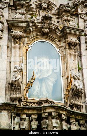 Porto, Portugal - 10. Juli 2025: Die geschnitzte und verzierte Fassade der Carmo-Kirche in Porto Portugal Stockfoto