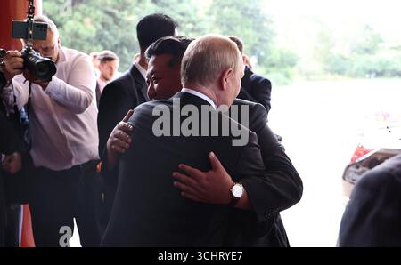 Peking, China. September 2025. Der russische Präsident Wladimir Putin umarmt den nordkoreanischen Führer Kim Jong UN nach einem Treffen in Peking, China, am Mittwoch, den 3. September 2025. Die beiden Staatschefs trafen sich während der Feierlichkeiten zum Siegtag in China Foto von der Pressestelle des Kremls/UPI Credit: UPI/Alamy Live News Stockfoto