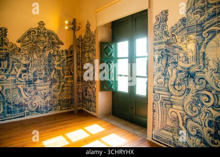 Porto, Portugal - 10. Juli 2025: Die dekorierte Inneneinrichtung in der Kathedrale von Porto in Portugal Stockfoto
