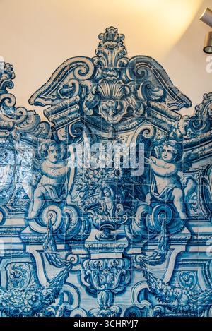 Porto, Portugal - 10. Juli 2025: Die dekorierte Inneneinrichtung in der Kathedrale von Porto in Portugal Stockfoto