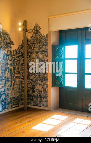 Porto, Portugal - 10. Juli 2025: Die dekorierte Inneneinrichtung in der Kathedrale von Porto in Portugal Stockfoto