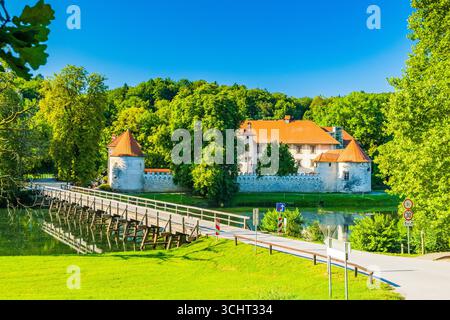 Schloss Otocec und Holzbrücke am Fluss Krka in Slowenien, beliebtes Touristenziel Stockfoto