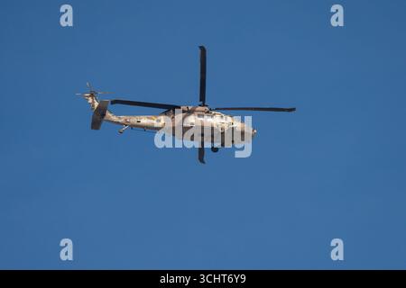 Beer Sheva, Israel - ein Hubschrauber der israelischen Luftwaffe Sikorsky UH-60 Black Hawk im Flug in einem klaren blauen Himmel. Stockfoto