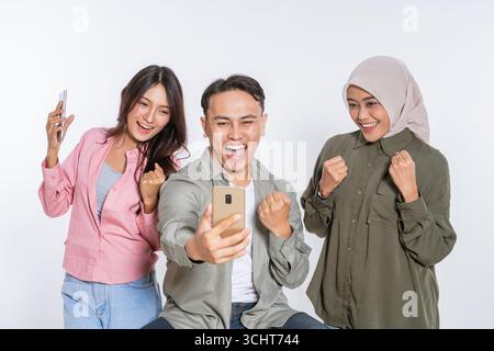 Genießen und feiern Sie Freundschaft mit einem lustigen GruppenSelfie-Moment zusammen Stockfoto