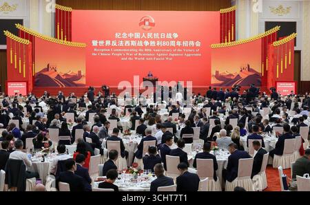 Der Generalsekretär der Kommunistischen Partei Chinas Xi Jinping begrüßte den russischen Präsidenten Wladimir Putin und den Obersten Führer Kim Jong UN Nordkoreas zu einer feierlichen und massiven Militärparade zum Ende des Zweiten Weltkriegs in Peking. XI enthüllte Laserwaffen, nukleare ballistische Raketen und riesige Unterwasserdrohnen in einer Demonstration von Macht und Macht, die den Westen einschüchtern sollte. Stockfoto