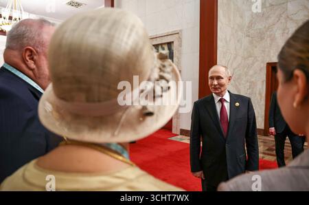 Der Generalsekretär der Kommunistischen Partei Chinas Xi Jinping begrüßte den russischen Präsidenten Wladimir Putin und den Obersten Führer Kim Jong UN Nordkoreas zu einer feierlichen und massiven Militärparade zum Ende des Zweiten Weltkriegs in Peking. XI enthüllte Laserwaffen, nukleare ballistische Raketen und riesige Unterwasserdrohnen in einer Demonstration von Macht und Macht, die den Westen einschüchtern sollte. Stockfoto