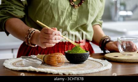 Nahaufnahme Einer Frau, Die Matcha-Tee Macht Stockfoto