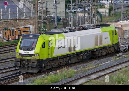 Nancy, Frankreich - Blick auf einen Güterzug, der von einer dieselelektrischen Lokomotive Stadler EURO 4001 gezogen wird und den Bahnhof Nancy überquert. Stockfoto