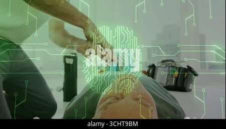 Kniender Mann in grünem Hemd, der Defibrillator-Paddles über der Brust eines älteren Patienten im Zimmer mit AED-Einheit hält Stockfoto
