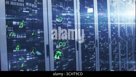 Server-Racks mit leuchtender Glasfront, die die Effizienz im Korridor des Serverraums überwachen, mit grünen Symbolen Stockfoto