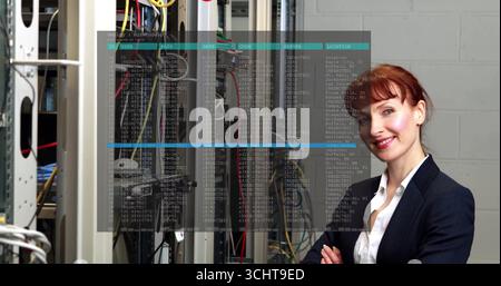 Frau in Anzug, die Patchkabel scannt, Server-Racks im Rechenzentrum, mit digitaler Überlagerung, Kopierraum Stockfoto
