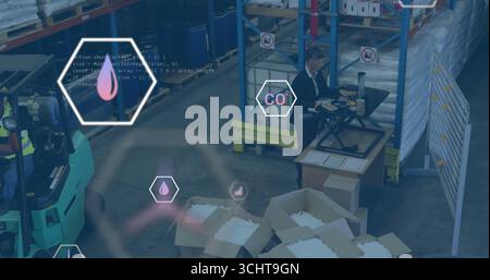 Gabelstaplerfahrer und -Manager, der Kartonagen und Tippberichte im Lager verlädt, mit Überlagerung Stockfoto