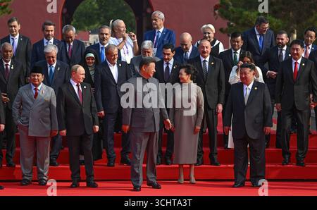 Der Generalsekretär der Kommunistischen Partei Chinas Xi Jinping begrüßte den russischen Präsidenten Wladimir Putin und den Obersten Führer Kim Jong UN Nordkoreas zu einer feierlichen und massiven Militärparade zum Ende des Zweiten Weltkriegs in Peking. XI enthüllte Laserwaffen, nukleare ballistische Raketen und riesige Unterwasserdrohnen in einer Demonstration von Macht und Macht, die den Westen einschüchtern sollte. Stockfoto