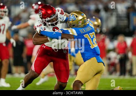 UCLA Bruins verteidigte Jamir Benjamin (12) und Utah Utes Linebacker Levani Damuni (3) während eines NCAA-Fußballspiels in Pasadena, Kalifornien, Samstag, 30. August 2025. Die Utah Utes besiegten die UCLA Bruins mit 43:10. (Dylan Stewart / Bild des Sports) Stockfoto