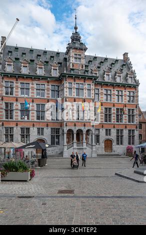 Historisches Rathaus oder Gemeentehuis am Grote markt oder alten Marktplatz von Halle, Flämische Region Brabant, Belgien 30 AUG 2025 Stockfoto