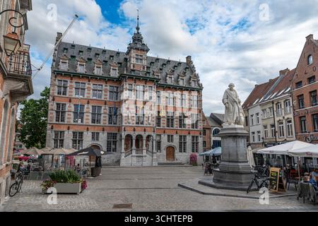Historisches Rathaus oder Gemeentehuis am Grote markt oder alten Marktplatz von Halle, Flämische Region Brabant, Belgien 30 AUG 2025 Stockfoto