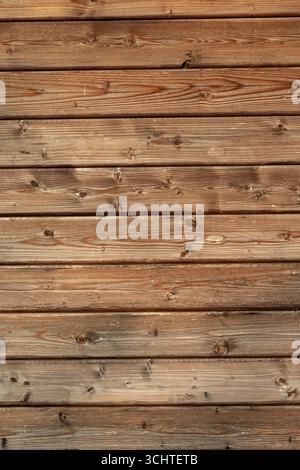 Vertikale Ansicht der gestapelten hellen Holzbretter mit sauberer Oberfläche, natürlicher Holzmaserung. Ideales Material für Bauen, Möbelbau, Innenausbau Stockfoto