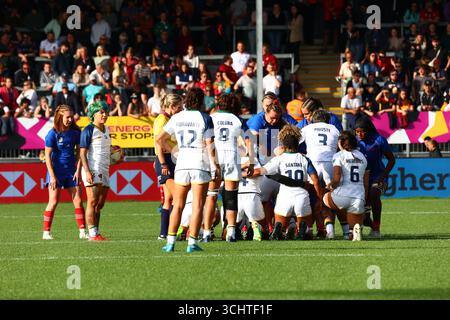 Exeter, Devon, Großbritannien. 31. August 2025. Damen Rugby World Cup Pool D: Frankreich gegen Brasilien im Sandy Park, Exeter. Im Bild: Teams bereiten sich auf den Scrum vor. Hinweis: Nidpor/Alamy Live News Stockfoto