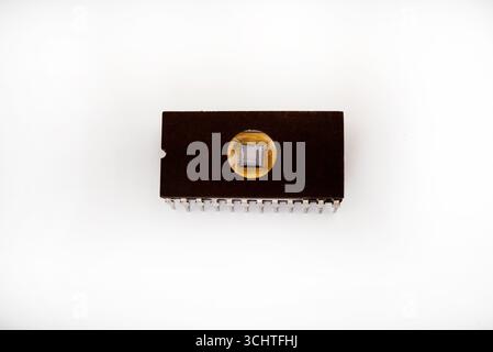 Der Mikroschaltkreis. Eine alte Mikroschaltung auf weißem Hintergrund. Ein elektronisches Gerät. Stockfoto