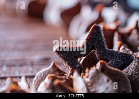 Stück Schokoladenkuchen mit Stern und Glasur, Nahaufnahme Stockfoto