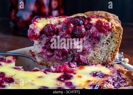 Stück selbstgemachter Kirschkuchen. Leckerer Obstkuchen, Nahaufnahme Stockfoto