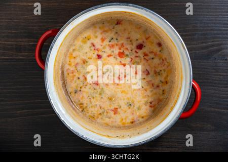 Übrig gebliebene Creme-Fischsuppe in einem Topf auf einem Holztisch, Nahaufnahme, Blick von oben Stockfoto