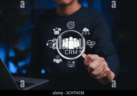CRM Customer Relationship Management System Konzept. Lupe über CRM-Symbolen, symbolisiert Kundenbeziehungsmanagement, Datenanalyse, Stockfoto