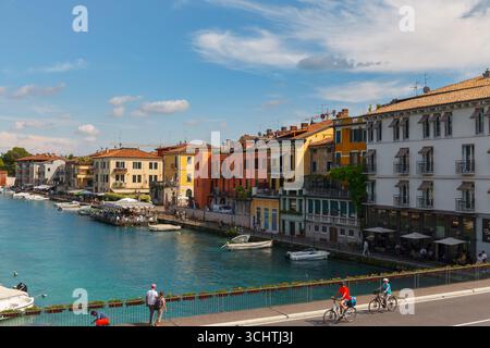 Peschiera del Garda, Italien - 30. MAI 2024: Landschaft mit Kanälen, Brücken und Booten Stockfoto