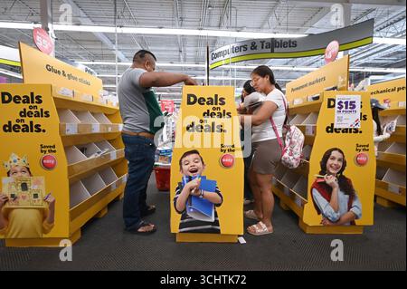 New York, USA. September 2025. Eltern und Kinder kaufen Last Minute für Schulbedarf im Staples Einzelhandelsgeschäft im Queens Borough in New York City, NY, 3. September 2025. Die New York City Public Schools sind für das Schuljahr 2025-2026 am 4. September verfügbar. Sept (Foto: Anthony Behar/SIPA USA) Credit: SIPA USA/Alamy Live News Stockfoto