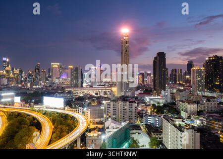 Verkehrsgeschwindigkeiten durch die Autobahnen von Bangkok Stockfoto