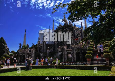 STRESA, ITALIEN 5. AUGUST 2025: Wunderschöne Isola Bella mit Blumengarten, barocke Architektur, Lago Maggiore, Stresa, Italien. Stockfoto