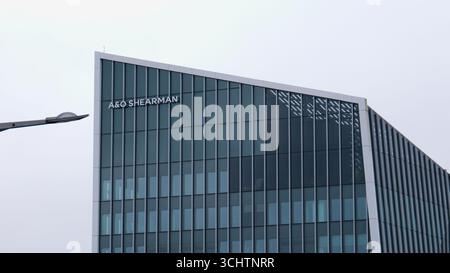 LUXEMBURG, EUROPA - 1. SEPTEMBER 2025 - Moderne Glas- und Stahlfassade von Allen and Overy und Shearman und Sterling Luxemburg Hauptsitz dominiert Stockfoto