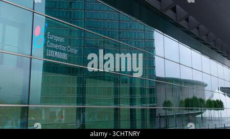 LUXEMBURG, EUROPA - 1. SEPTEMBER 2025 - Moderne Architektur des European Convention Center Luxemburg reflektiert auf einer Glasfassade Stockfoto