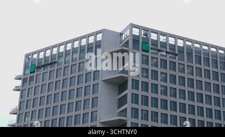 LUXEMBURG, EUROPA - 1. SEPTEMBER 2025 - Moderne Architektur des BGL BNP Paribas-Gebäudes mit Balkonen in Luxemburg-Stadt Stockfoto