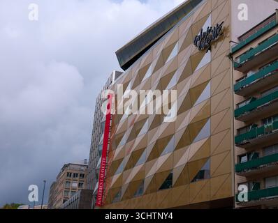 LUXEMBURG, EUROPA - 1. SEPTEMBER 2025 - Moderne Architektur des Kaufhauses Galeries Lafayette mit seiner dreieckigen Glasfassade, die die cl reflektiert Stockfoto