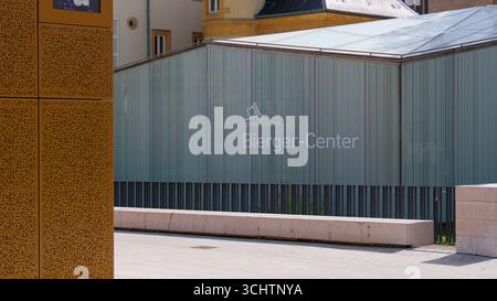 LUXEMBURG, EUROPA - 1. SEPTEMBER 2025 - Moderne Glasfassade des Bierger Centers, einem Kulturzentrum in Luxemburg-Stadt Stockfoto