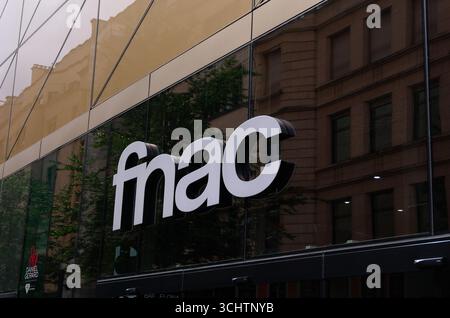 LUXEMBURG, EUROPA - 1. SEPTEMBER 2025 - modernes Fnac-Logo auf einer Glasfassade, das die Architektur der nahegelegenen Gebäude in Luxemburg widerspiegelt Stockfoto