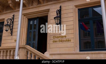 LUXEMBURG, EUROPA - 1. SEPTEMBER 2025 - das parlamentsgebäude in Luxemburg, Chambre des Deputes, zeigt die Flaggen der nationalen und der Europäischen Union, symbolizin Stockfoto