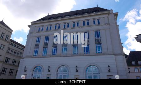 LUXEMBURG, EUROPA - 1. SEPTEMBER 2025 - Weiße Fassade eines modernen Gebäudes, das den blauen Himmel in Luxemburg-Stadt reflektiert Stockfoto