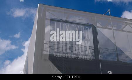 LUXEMBURG, EUROPA - 1. SEPTEMBER 2025 - das Gebäude Luxexpo The Box mit seiner modernen Architektur, die Wolken am Himmel reflektiert Stockfoto